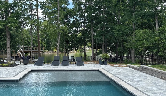 Cozy Studio with access to pool, Lake and Dock.