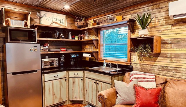 Cozy tiny cabin, kitchenette, private pond for fishing, near lake