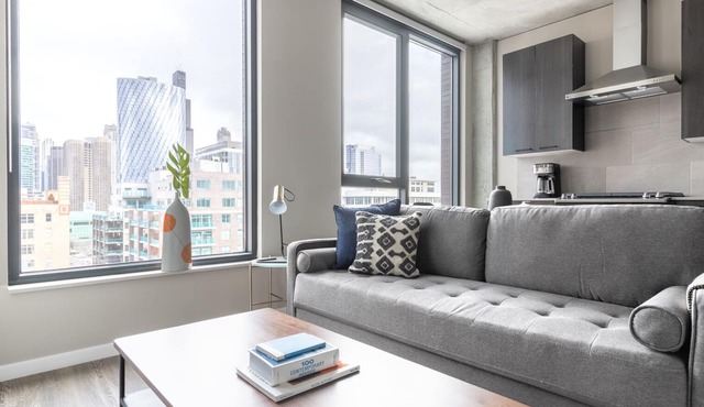 Cozy West Loop Studio w/Pool, Gym, nr. Restaurant Row, by Blueground