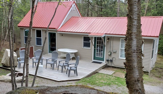 Cute, cozy cottage near lakes, rock climbing, restaurants, trails and fishing.