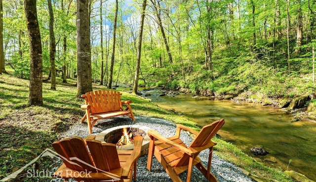 Cute Creekfront, rustic, hot tub, pet friendly-fenced yard, screened porch