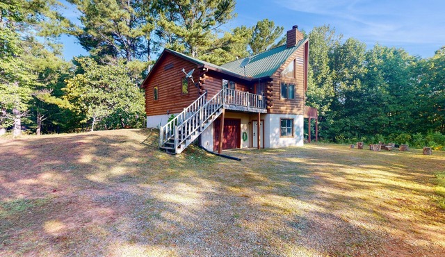 Dog-friendly mountain view home with multi-levels and large deck