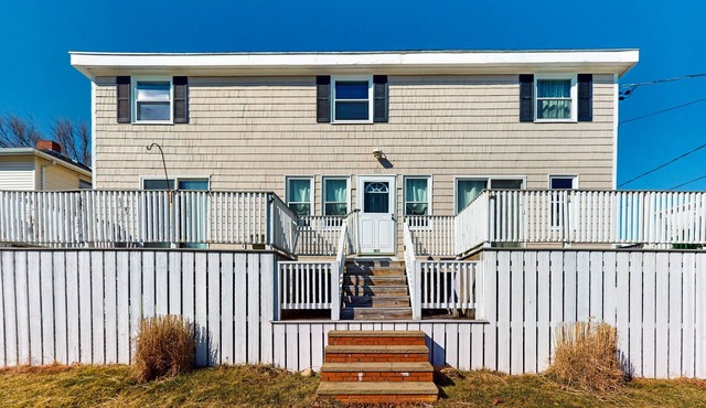 Dog-friendly, spacious coastal retreat with large deck & W/D - walk to beaches