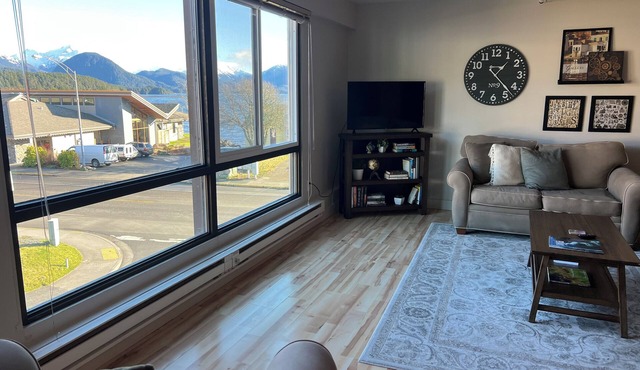 Downtown Apt. 4 w/Ocean & Mountain Views.