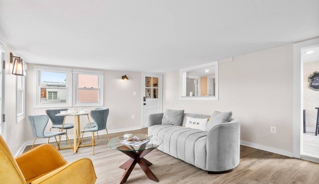 Downtown Condo-Rooftop Deck| Parking| Dogs Welcome