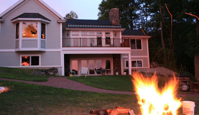 Dreamy Nest: Spacious house on Lake George - perfect for both rest & adventure!