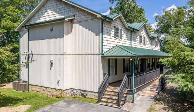 Enormous Cabin Perfect for Groups with Game Room and Hot-Tub in Pigeon Forge, Tennessee