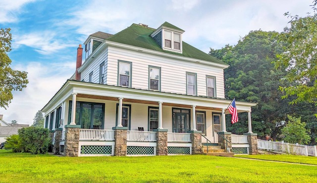 Expansive Victorian close to Saratoga Springs and Lake George