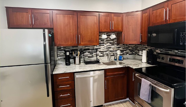 Fabulous 2-bedroom condo with back deck in charming Lebanon