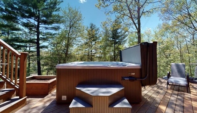 Fall River Oasis Suite with 6 Person Hot Tub