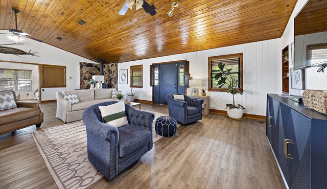 Fantastic Specials-Charming Bay Front in Elberta, AL-2 Boat Slips-Sleeps 12