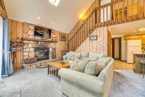 Fire Pit ε Games! Prow Chalet; Mins to Lake Wally!