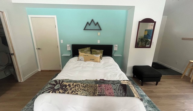 Fresh and bright studio space close to trails and the highway. Pet friendly