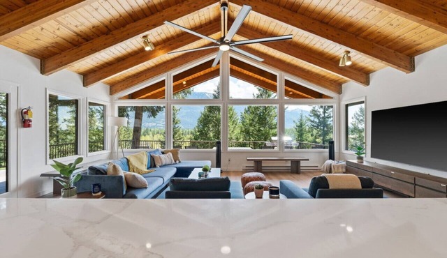 Glacier Estate - Scenic Mountain & River Views!