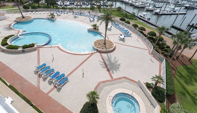 Gorgeous 2BR/2.5B w/Infinity Pool & Hot Tub