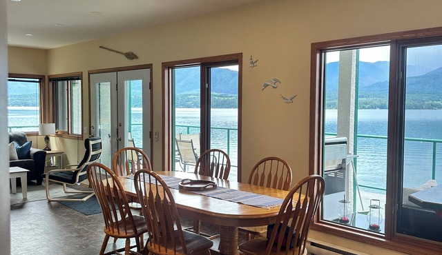 Gorgeous Lakefront 2 Level Penthouse Condo w/2 Private Balconies & Buoy!