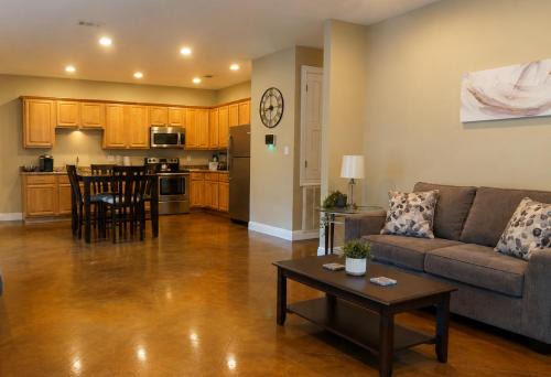 Ground Floor, 3BR Sleeps 8, Near Ingalls and Chevron -F-