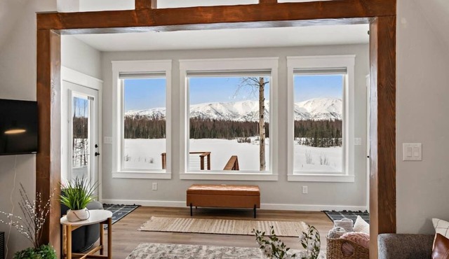 Hatcher Pass Lakeside Hideaway with Hot Tub!