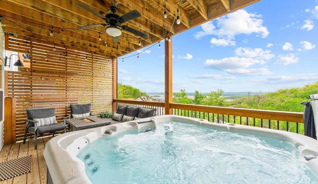 High-End Modern Retreat-Peaceful Water Views-Pvt Hot Tub-Dog-Friendly-Cmty Pools-Free Tickets