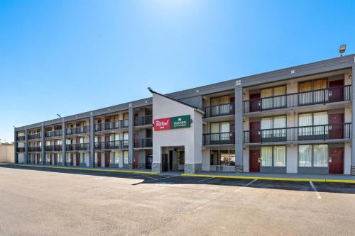 HomeTowne Studios by Red Roof Richmond - Airport Sandston