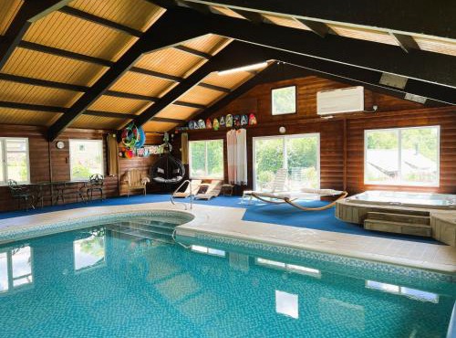 Hop Loft-Barn Conversion, with access to Pool & Hot Tub-at Fox Valley Cottages in Looe