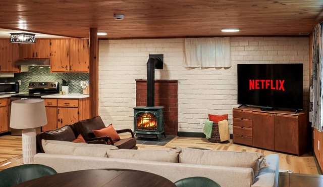 Hot Tub|Fire Pit|Game Rm|Fire Pl|1Acre wooded lot