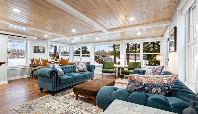 Hummingbird Hollow: 4BR, Lakefront, Private Beach