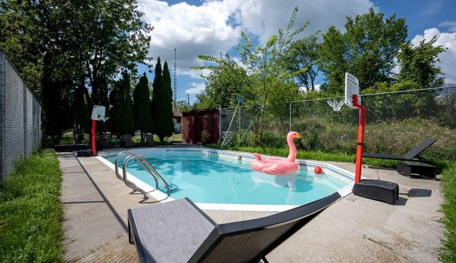Incredible Multi-Unit Retreat for Large Groups with Amazing Resort-Style Amenities near Gravenhurst, Ontario