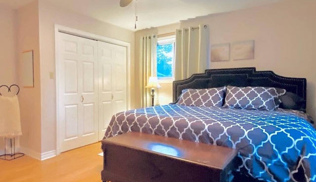 KingBed,Sleeps10+,SmrtTV,BBQ,Gym,FireTable,FullKitchen. All in walking distance.