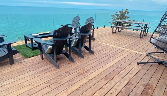Lake House with private beach on Lake Huron, 4 bed, 2 bath - all season.