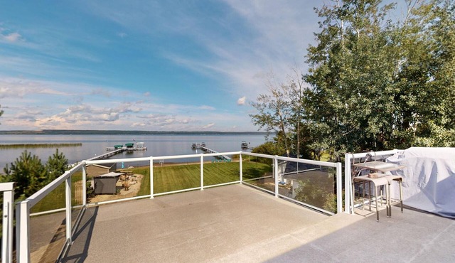 Lakefront 1/2 acre Wabamun 5 bed 2 bath cabin