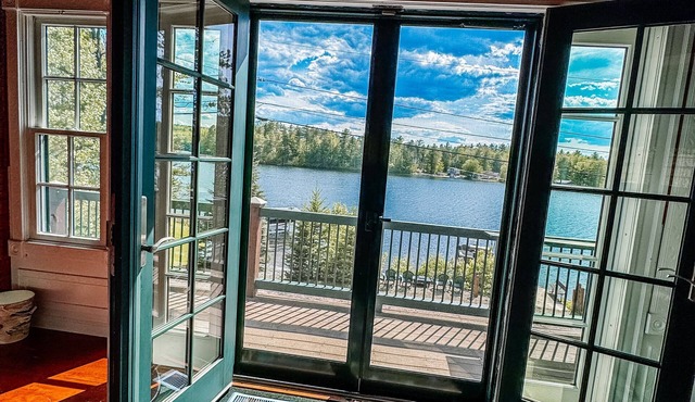 LAKEFRONT ESCAPE-💦HOT TUB⚓️DOCK 🛶 KAYAKS + PADDLEBOARDS☀️VIEWS