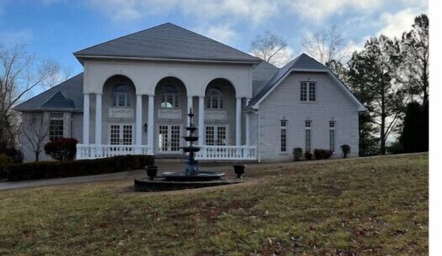 Lakefront Manor