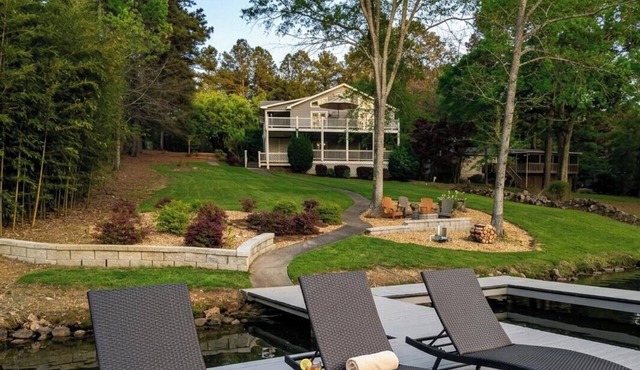 Lakefront vacation home with kitchen and balcony