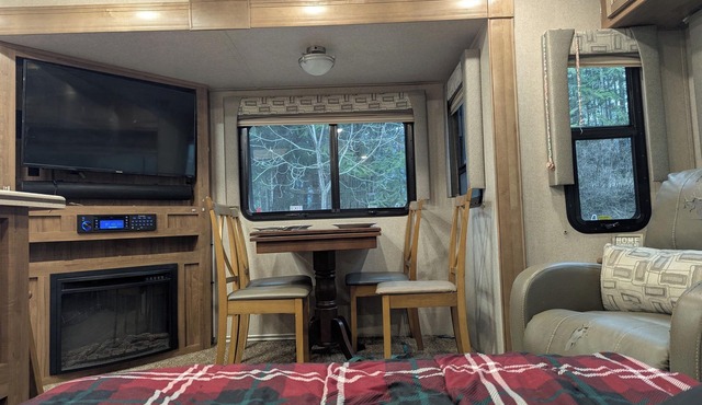 Large + comfortable 2018 Trailer near Kootenay Lake