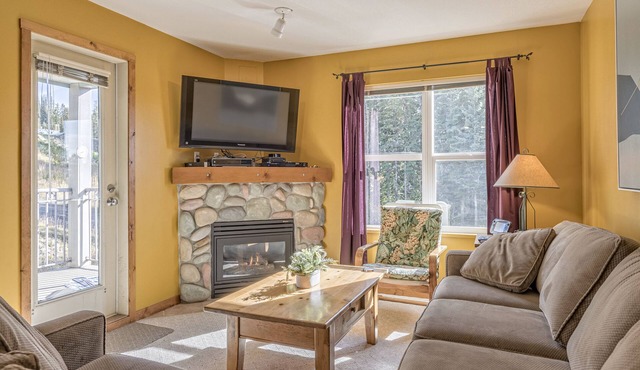 Large Corner Quiet Top Floor Creekside Condo, fully equipped, on trails