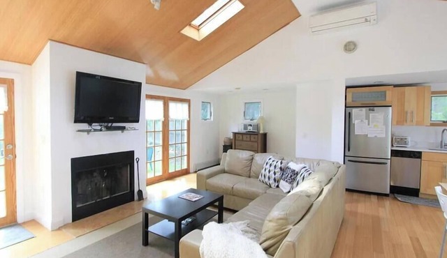 Light-filled cottage in Cotuit Village