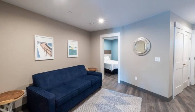 Long Beach Suites: Steps To Beach, Newly Built