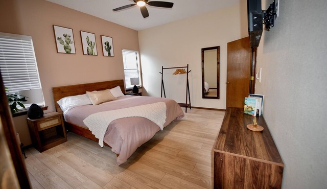 Lovely adobe abode in Albuquerque with WiFi, AC, Fire Pit, Hot Tub