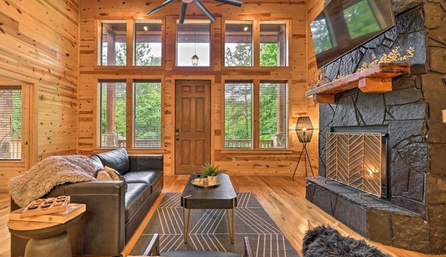 Luxurious and Modern Cabin with Hot Tub and Fire Pit!