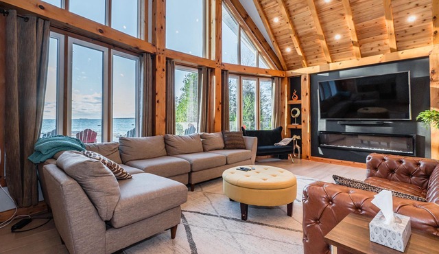Luxurious Lakefront Mansion: Your Dream Getaway!