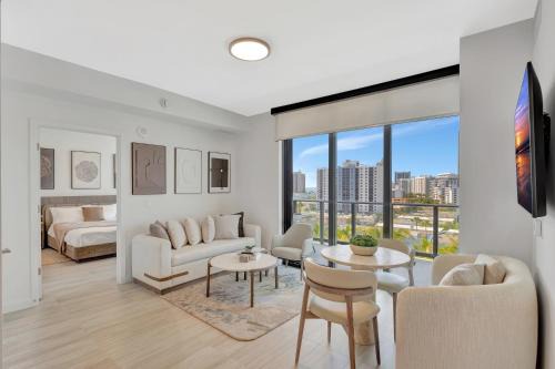 Luxury 2BR with Ocean View, Pool and Gym