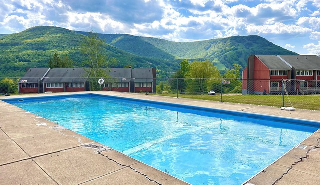 Luxury Hunter Mountain View Townhome -Pool-Fire pit-Walk to Scribner’s-Sleeps 10