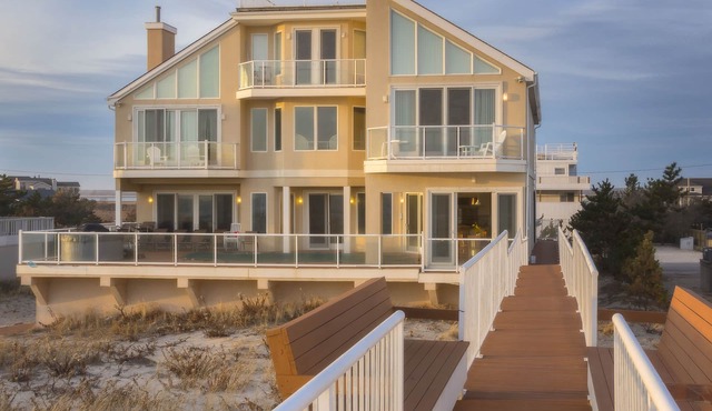 LUXURY OCEANFRONT HOUSE W/POOL & HOT TUB FACING THE OCEAN, SUMMER LAST MIN DEAL!