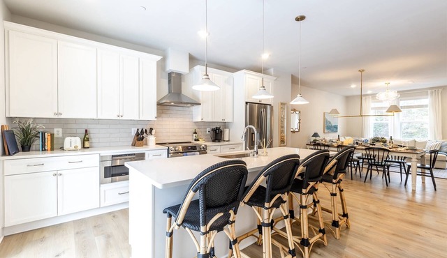 Luxury Townhome Mins to Downtown Annapolis, w Multiple EnSuite Bedrooms & Parking