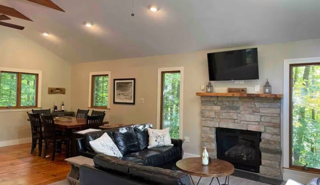 Marvelous 3-bedroom chalet in charming Bartlett for your getaway