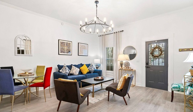 Mel-C's Cozy Cottage Comfy Retreat in the Heart of Downtown Monroe Georgia