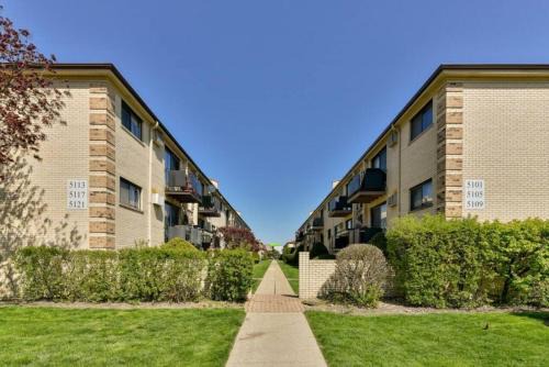 Mins from O'Hare Safe Location Private Parking