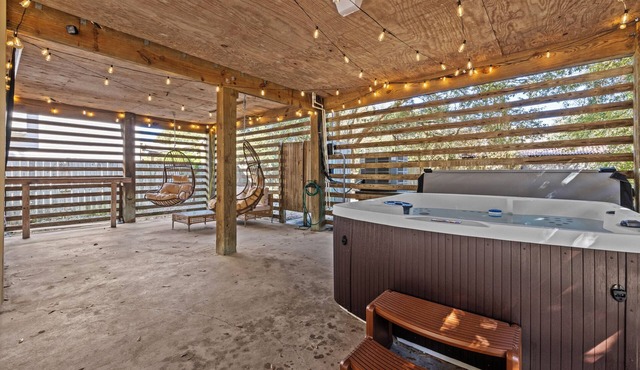 Mins to Beach, Hot Tub, Projector, Shuffleboard