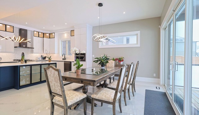 Modern Masterpiece 6 Bedroom Villa in Niagara Falls